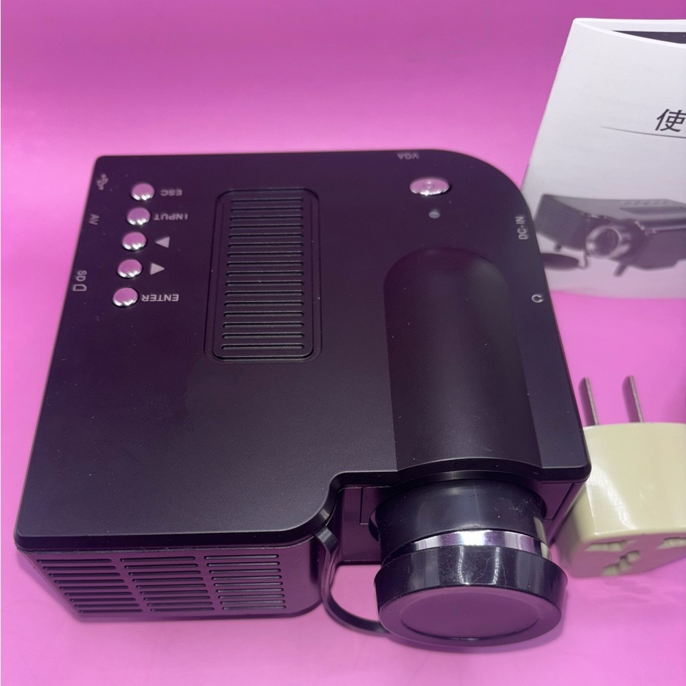 Mini LED Projector (Portable) - Picture 3 of 8